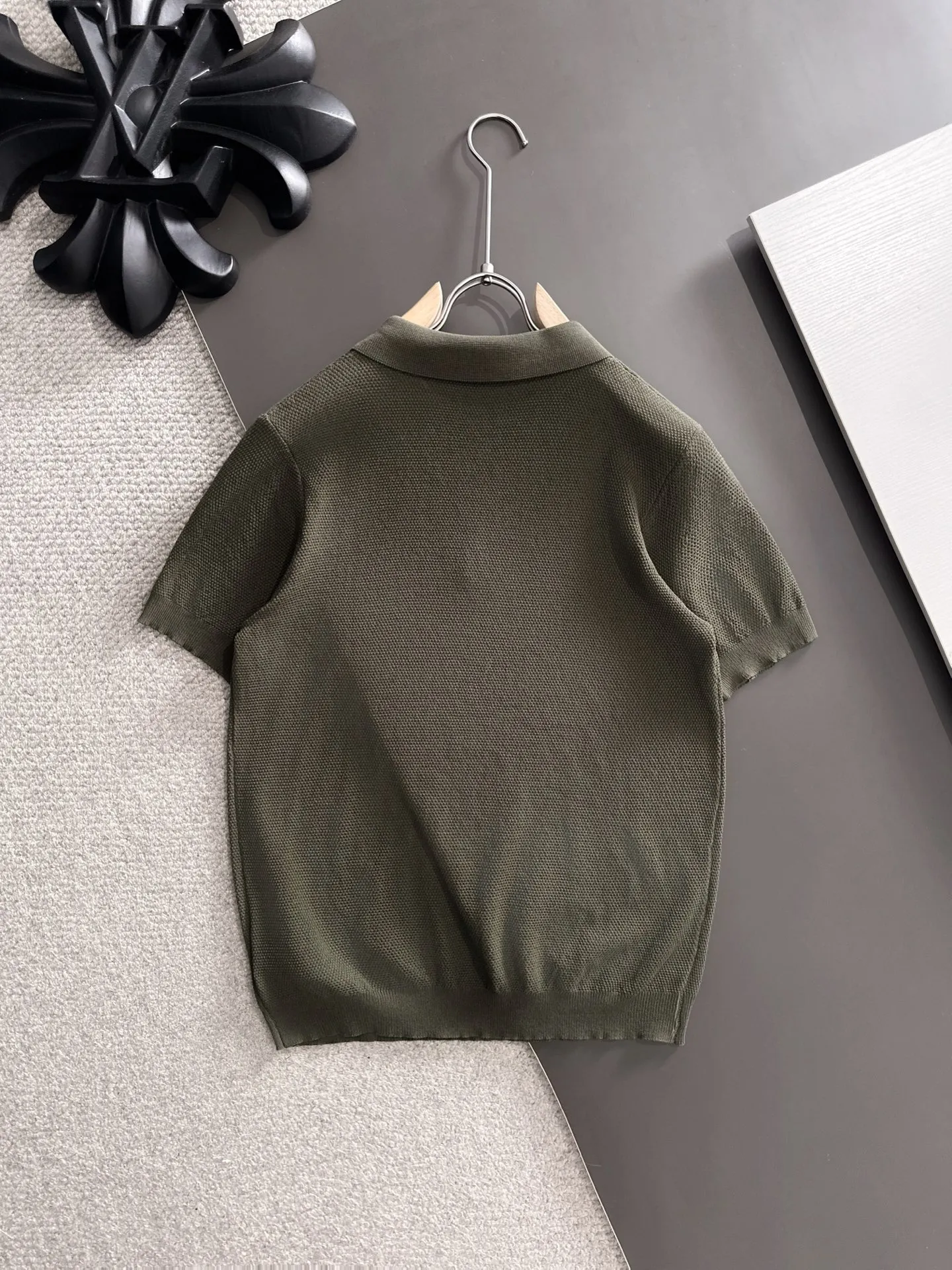 Next day shipment LP high quality Loro Piana 26ss New Arrival men's short-sleeved T-shirt Made of combed cotton yarn knitted cotton fabric, no pressure when entering and exiting the counter Exclusive control of raw materials It feels substantial when weighed, and the upper body is more textured than ordinary T-shirts. This texture can cope with the weather easily and is suitable for both hot and cold! Loose fit design, looks noble. The only correct version is available Size: M to XXXL